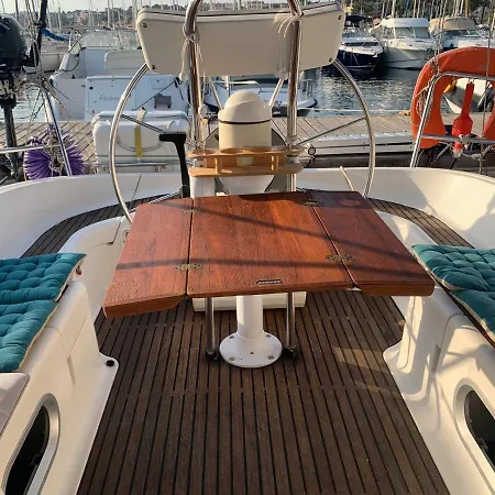 Voilier Au Ponton A Saint Raphael بوتيل