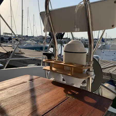 Voilier Au Ponton A Saint Raphael Saint-Raphaël
