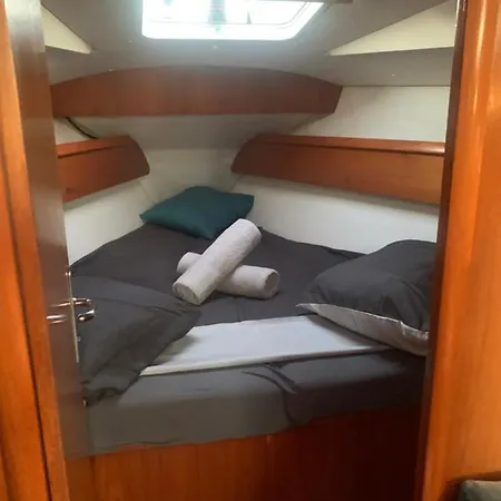 Voilier Au Ponton A Saint Raphael *