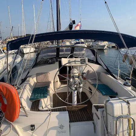 Voilier Au Ponton A Saint Raphael Saint-Raphaël