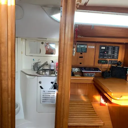 Voilier Au Ponton A Saint Raphael *