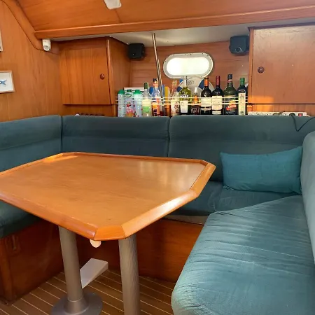 Voilier Au Ponton A Saint Raphael بوتيل *